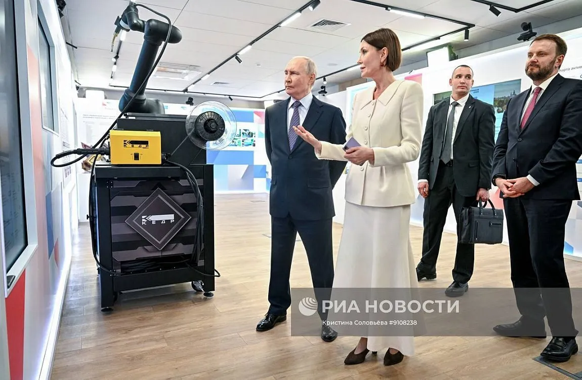 РТК «КЕДР» представлен Владимиру Владимировичу Путину - Кедр - 1
